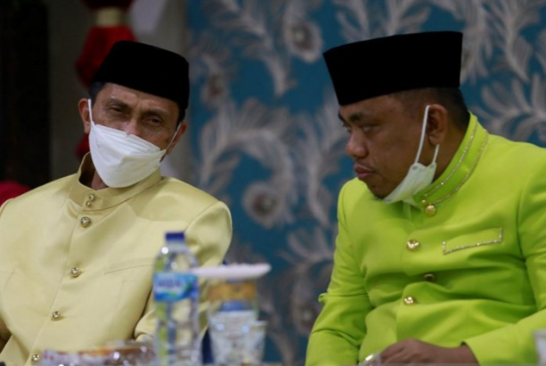 Bupati Gorontalo, Provinsi Gorontalo, Nelson Pomalingo berbincang bersama Wakil Bupati Hendra Hemeto di Limboto, Kabupaten Gorontalo.