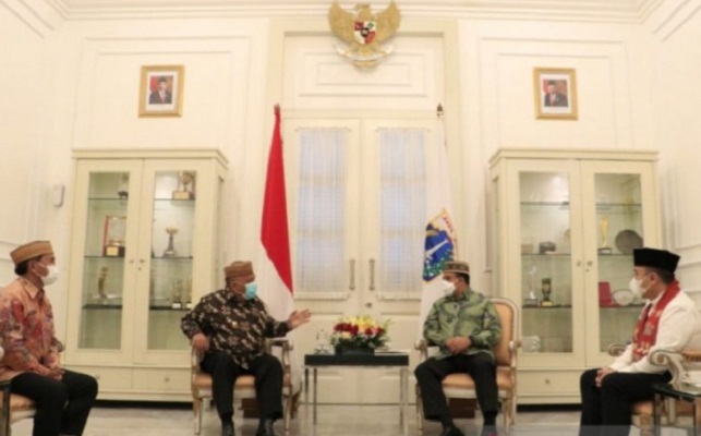 Gubernur Gorontalo Rusli Habibie didampingi Sekretaris Daerah Darda Daraba diterima oleh Gubernur DKI Jakarta Anies Baswedan di Balai Kota