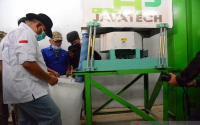 Gubernur Gorontalo Rusli Habibie meninjau beras hasil produksi Rice Milling Unit milik kelompok Tani