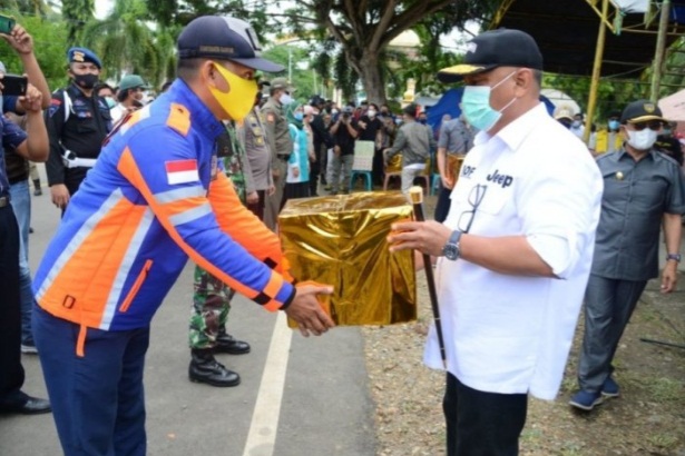 Gubernur Gorontalo menyerahkan bingkisan kepada petugas jaga di posko perbatasan di Kecamatan Popayato Barat Kabupaten Pohuwato