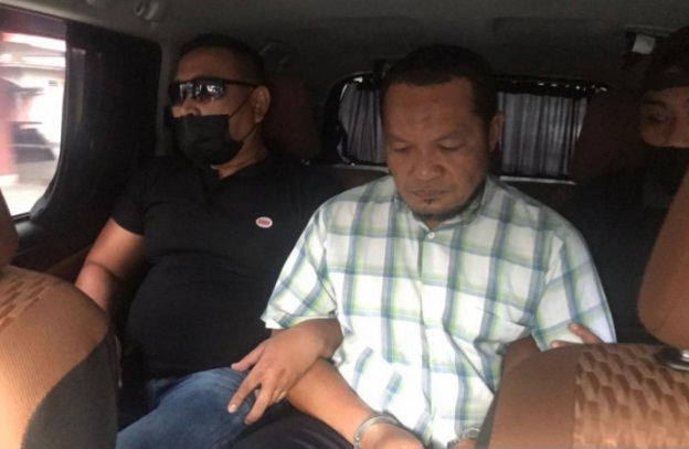 Tim Kejaksaan Tinggi Gorontalo membawa buronan terpidana tindak pidana korupsi Helmi Laya Kota Gorontalo, Gorontalo