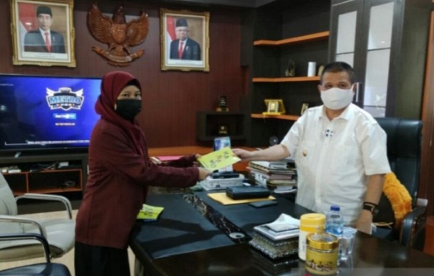 Wagub Gorontalo Idris Rahim menerima buku Karawo yang ditulis oleh mahasiswa UNG Atika Zakaria