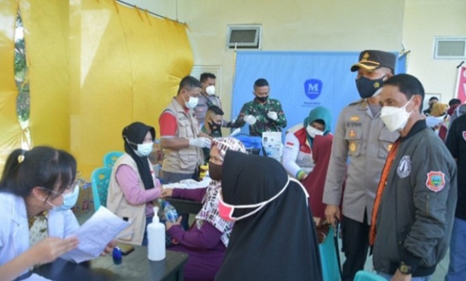 Bupati Gorontalo, Nelson Pomalingo didampingi Kapolres Gorontalo AKBP Ade Permana meninjau pelaksanaan vaksinasi di Sport Center Limboto, Kabupaten Gorontalo,
