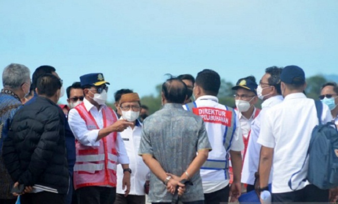 Bupati Gorontalo Utara, Indra Yasin saat mendampingi Menhub Budi Karya Sumadi dalam kunjungannya di Pelabuhan Anggrek.