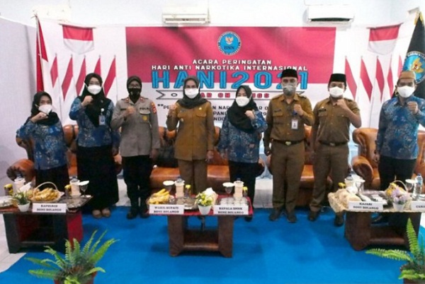 Kepala Badan Narkotika Nasional Bone Bolango, Rakhma Hubu bersama Wakil Bupati Bone Bolango, Merlan S. Uloli