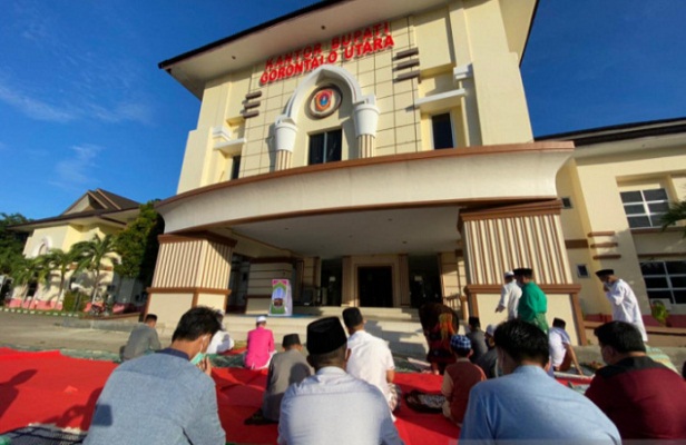 Pelaksanaan sholat Idul Adha 1442 Hijriyah di halaman kantor bupati Gorontalo Utara berlangsung tertib dan menerapkan protokol kesehatan