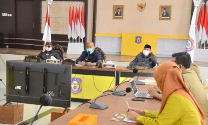 Rapat Forkopimda Dyang dipimpin oleh Gubernur Gorontalo Rusli Habibie, Senin, membahas syarat keluar masuk orang khususnya jalur udara dan laut sebagai pencegahan COVID-19.