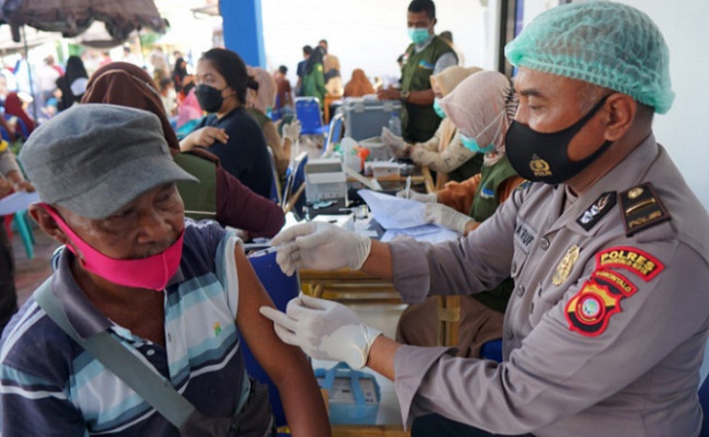 Seorang warga disuntik vaksin COVID-19 Sinovac di Satlantas Polres Gorontalo Kota, Kota Gorontalo