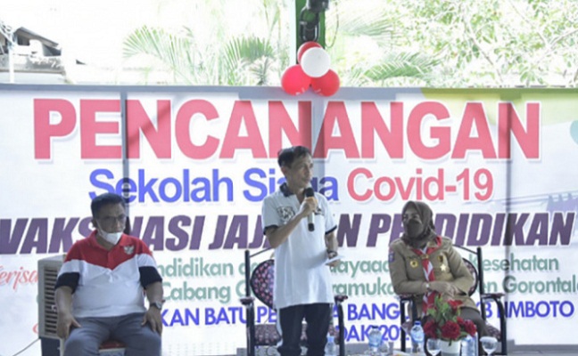 Bupati Gorontalo, Nelson Pomalingo memberikan sambutan pada pencanangan Sekolah Siaga COVID-19 dan Program Vaksin Guru di Aula Dinas Pendidikan dan Kebudayaan Kabupaten Gorontalo
