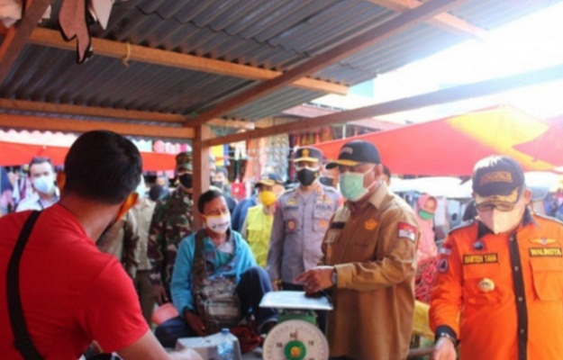 Gubernur Gorontalo Rusli Habibie dan Wali Kota Gorontalo Marten Taha melakukan inspeksi mendadak di Pasar Moodu Kota Gorontalo
