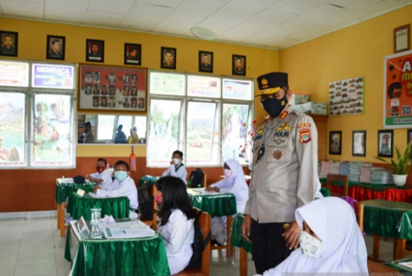 Kapolda Gorontalo Irjen Pol Akhmad Wiyagus memantau penerapan protokol kesehatan COVID-19 di Sekolah Dasar (SD) negeri 2 Telaga Biru, Kabupaten Gorontalo